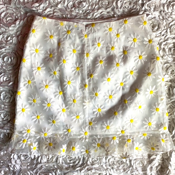 Beautiful daisy skirt! Size small - Picture 3 of 4